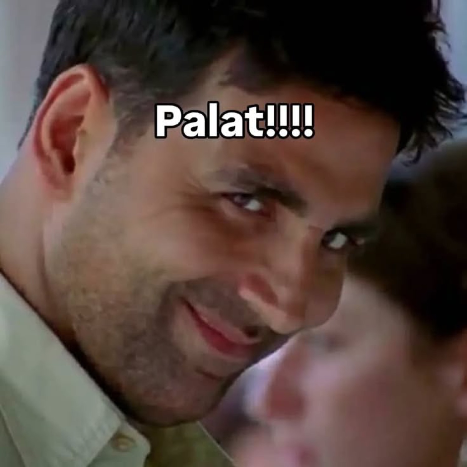 Akshay Kumar smirking over his shoulder: 'Palat!!!!'