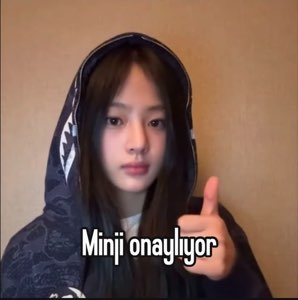 Girl in a hoodie giving a deadpan thumbs-up with text 'Minji onaylıyor'