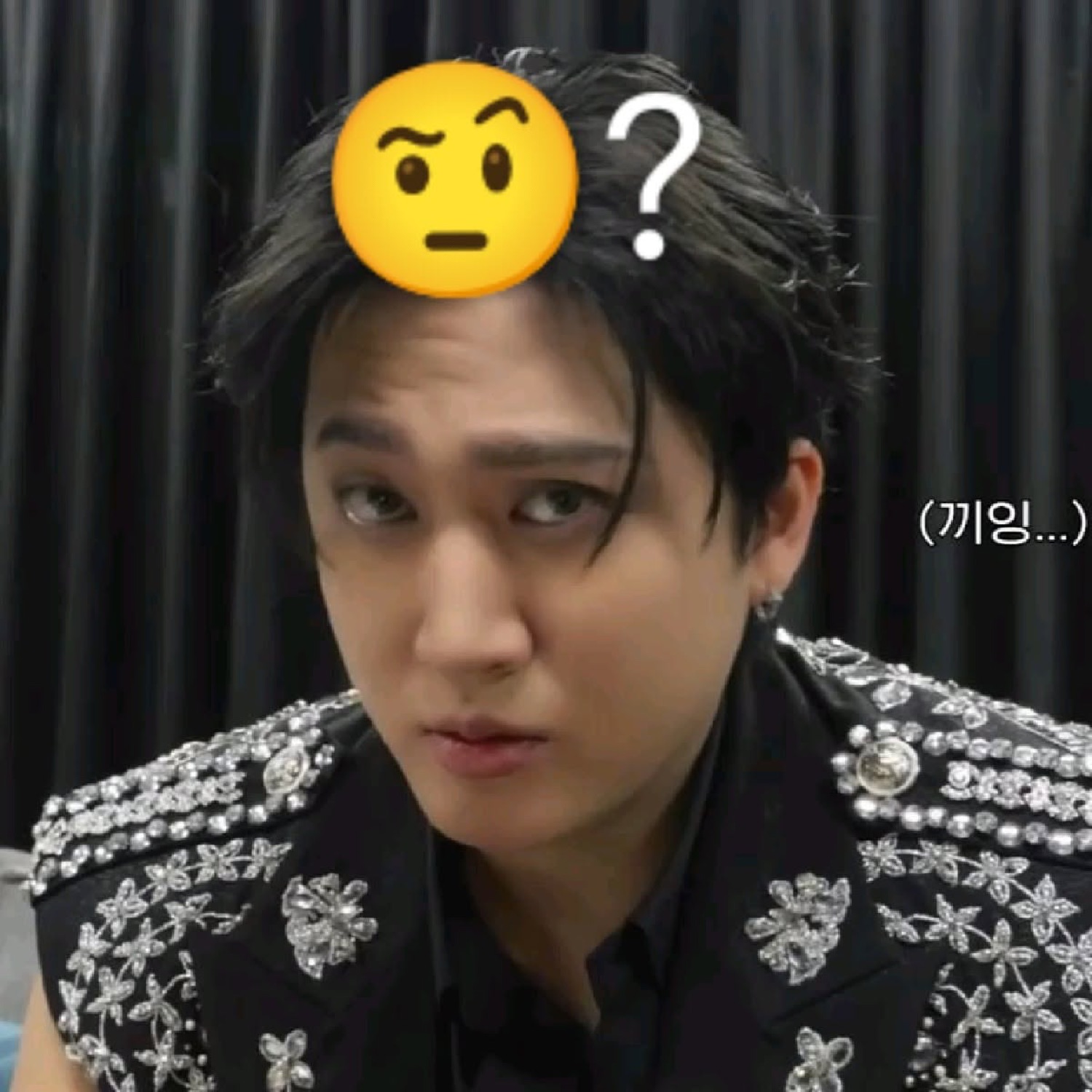 K-pop idol with a skeptical side-eye and a question-mark emoji on his forehead, caption reads '(끼잉...)'